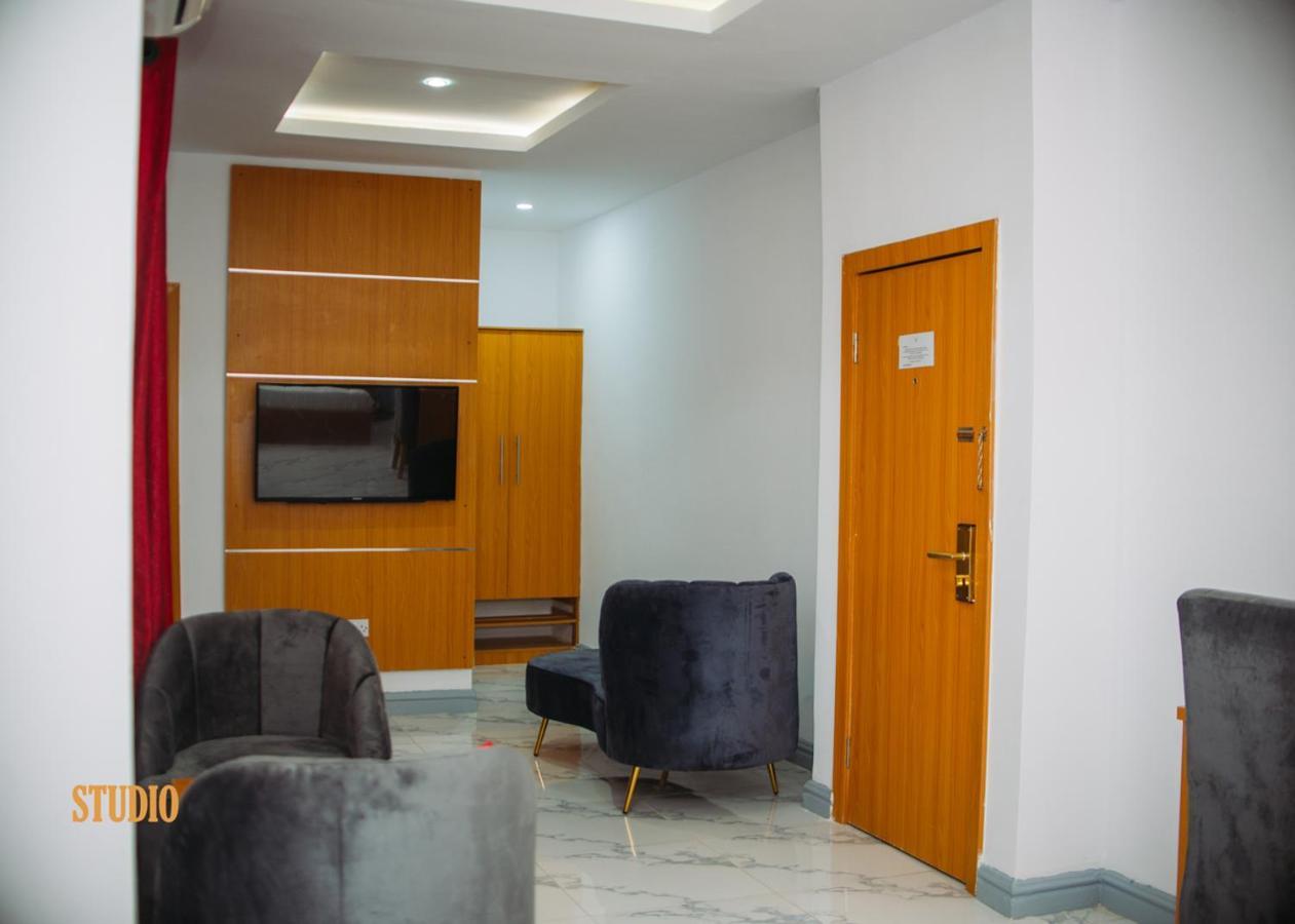 Dominance Events And Suites อิบาดัน ภายนอก รูปภาพ